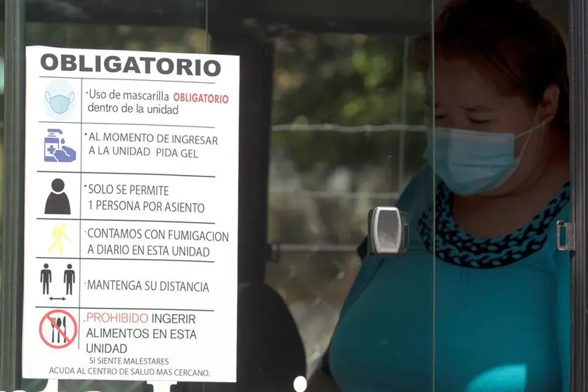 Una mujer viaja en transporte publico el 11 de marzo de 2021, en Tegucigalpa (Honduras). EFE/ Gustavo Amador