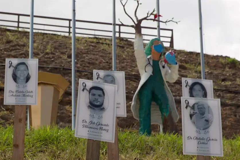 Fotografía que muestra varios retratos de personal de la salud que ha muerto a causa de la covid-19 en las instalaciones del Colegio Médico de Honduras, el 11 de marzo de 2021, en Tegucigalpa (Honduras). EFE/Gustavo Amador